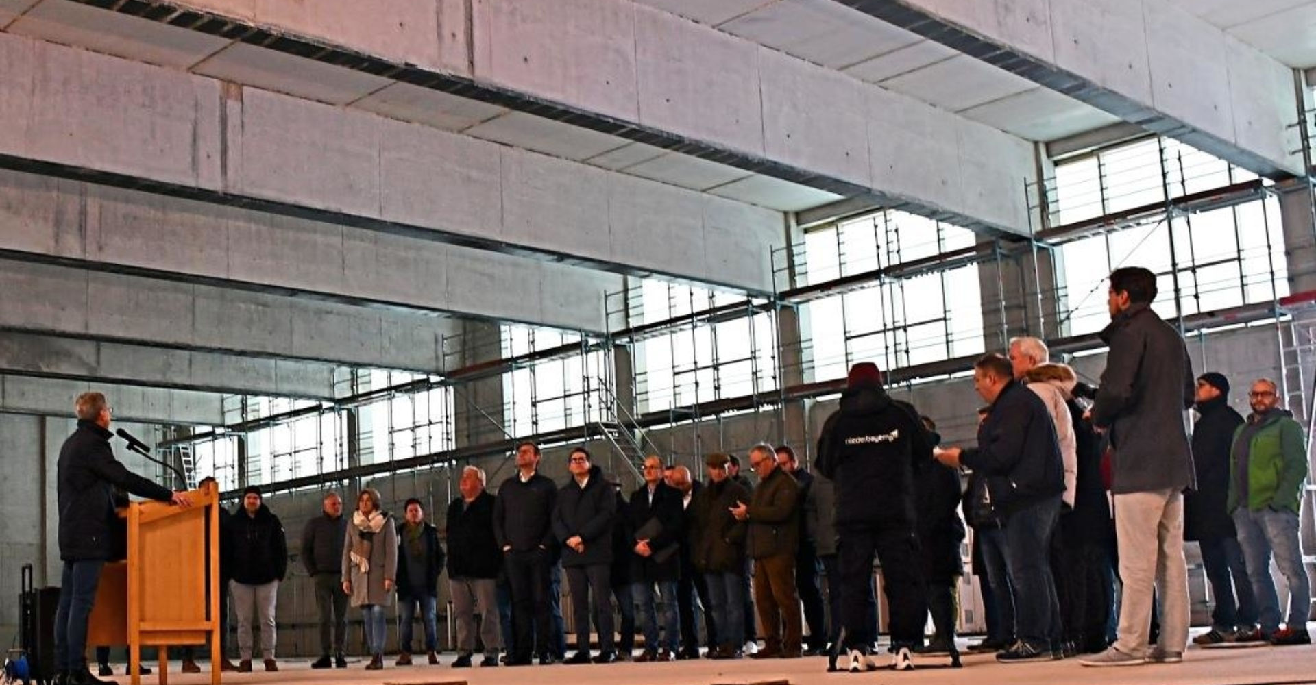 Nur gut die Hälfte der Ausmaße sind zu sehen. Über der Betondecke der Dreifachhalle im Erdgeschoß befindet sich eine weitere Dreifachhalle im Obergeschoß. − Foto: Trs Nur gut die Hälfte der Ausmaße sind zu sehen. Über der Betondecke der Dreifachhalle im Erdgeschoß befindet sich eine weitere Dreifachhalle im Obergeschoß. − Foto: Trs